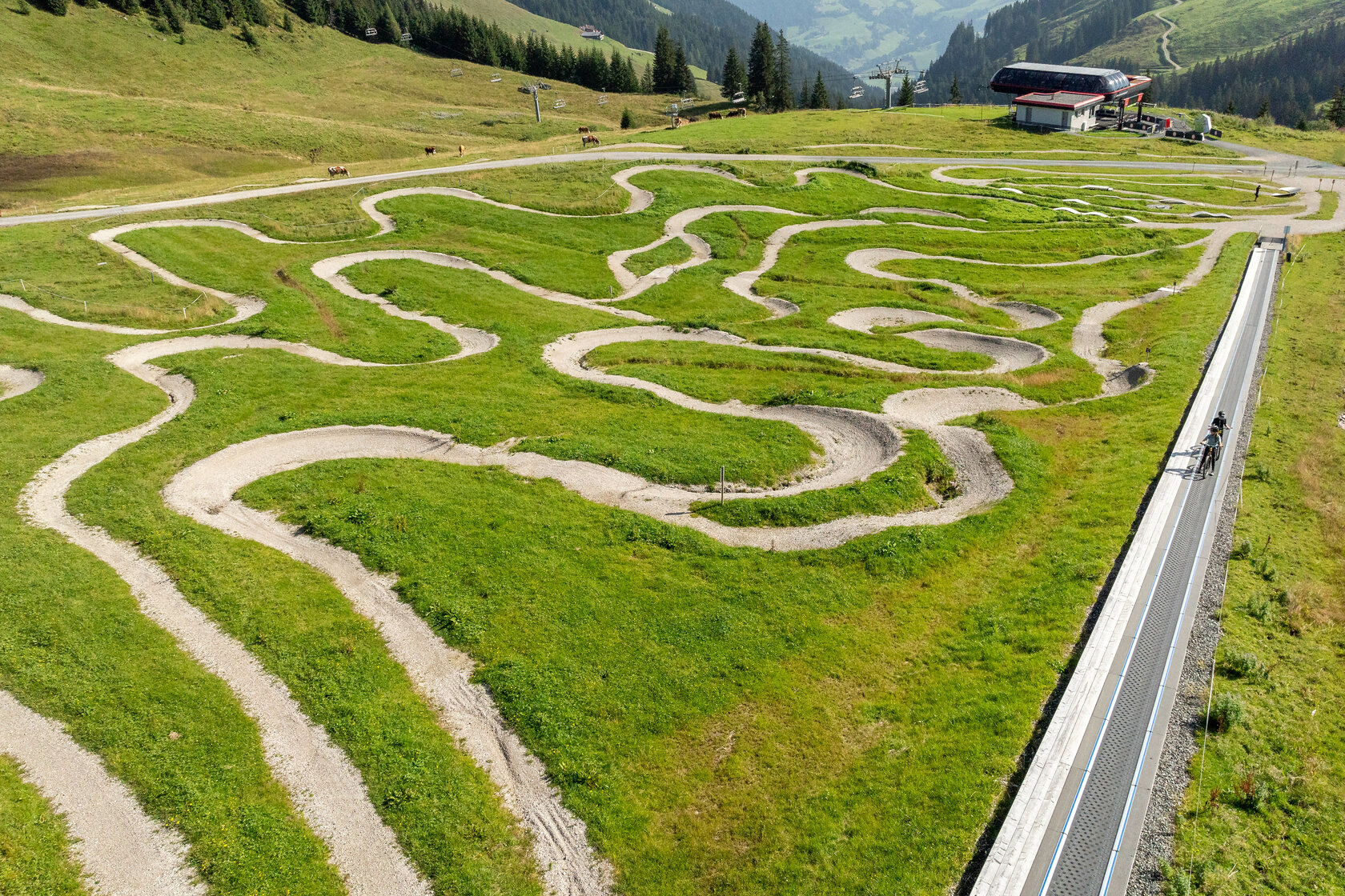Ein weißer Flurbereich mit einer offenen Garderobe, Kissen und einem kleinen schwarzen Schild