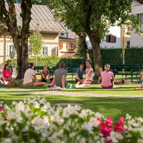 Yoga im Park PURA VIDA in Kitzbühel