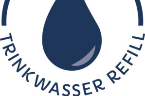 Ein einfaches, aber effektives Logo, das einen Wassertropfen und den Slogan 'TRINKWASSER REFILL' kombiniert.