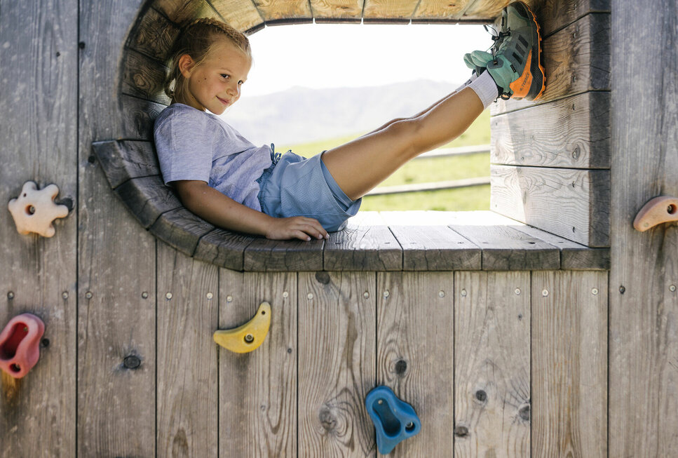 Mädchen hat Spaß auf einem Spielplatz in Kitzbühel