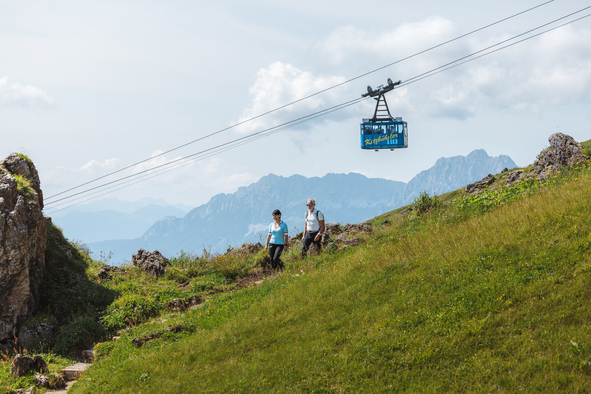 Die Seilbahn auf das Kitzbüheler Horn mit Wanderern