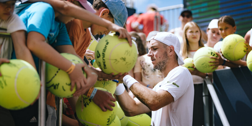Tennisspieler unterschreibt Tennisbälle - Generali Open Kitzbühel
