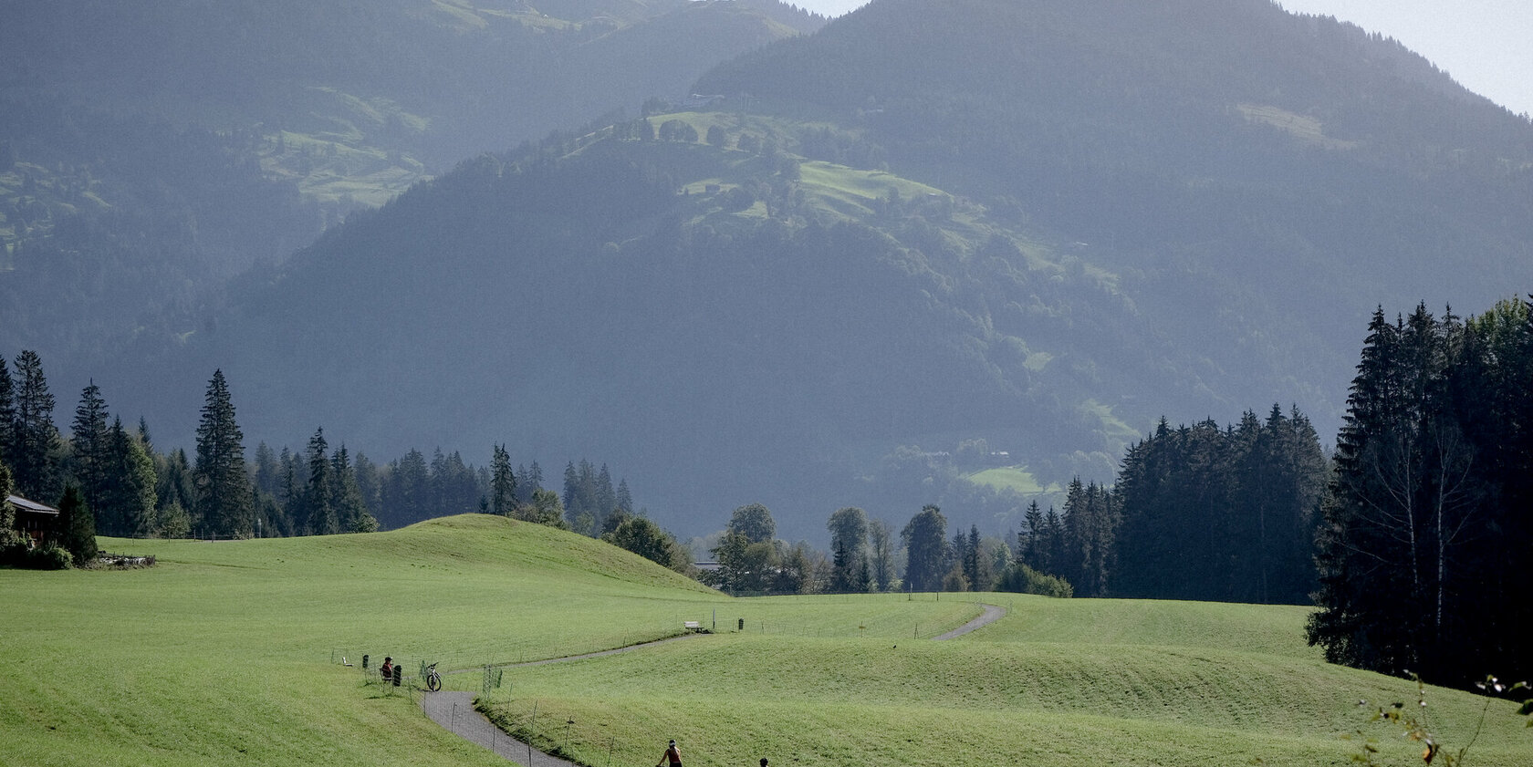 Gruppe beim Bike-Ausflug in den Bergen