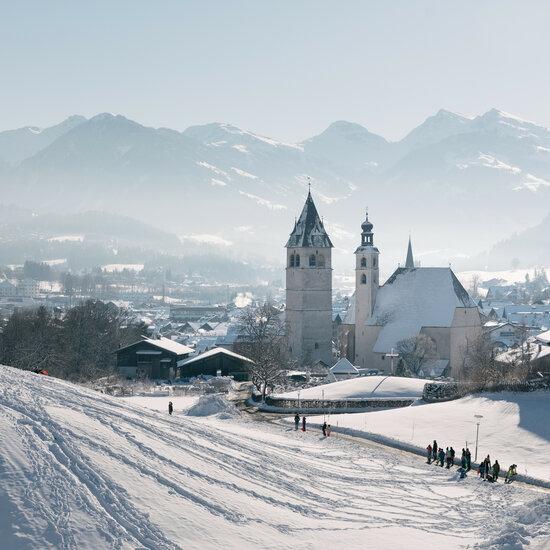 Die Stadt Kitzbühel unter einer dicken Schneedecke