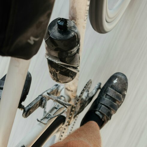 Ein weißer Flurbereich mit einer offenen Garderobe, Kissen und einem kleinen schwarzen Schild