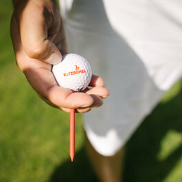 Ein weißer Flurbereich mit einer offenen Garderobe, Kissen und einem kleinen schwarzen Schild