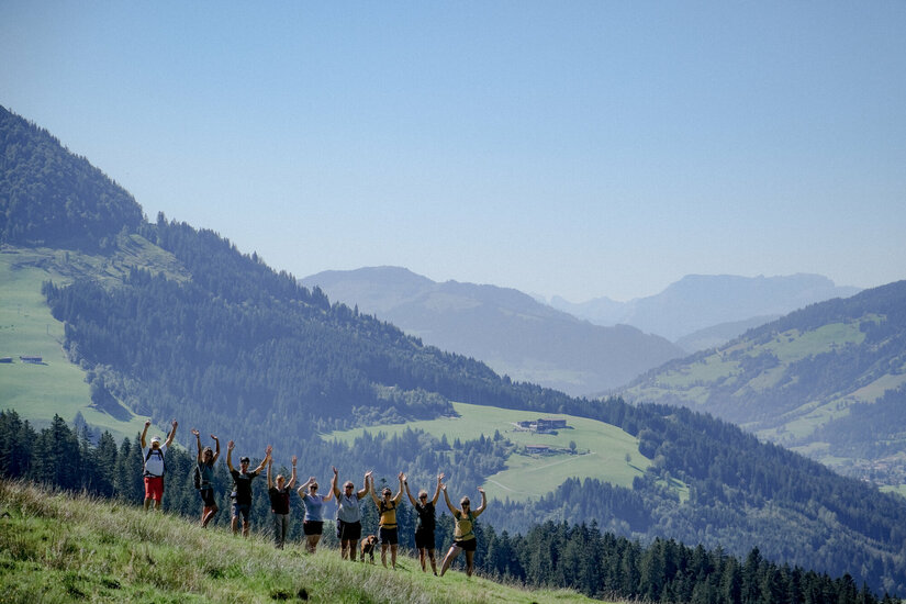 Gruppe beim Jubeln in den Bergen