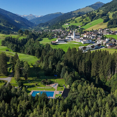 Malerische Landschaft in Jochberg bei Kitzbühel, umgeben von grünen Wiesen und Bergen.