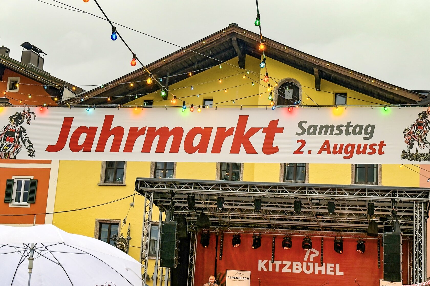 Ein Banner mit dem Schriftzug Jahrmarkt in der Vorderstadt in Kitzbühel