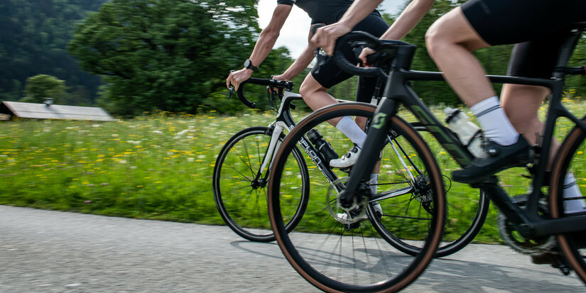 Ein weißer Flurbereich mit einer offenen Garderobe, Kissen und einem kleinen schwarzen Schild