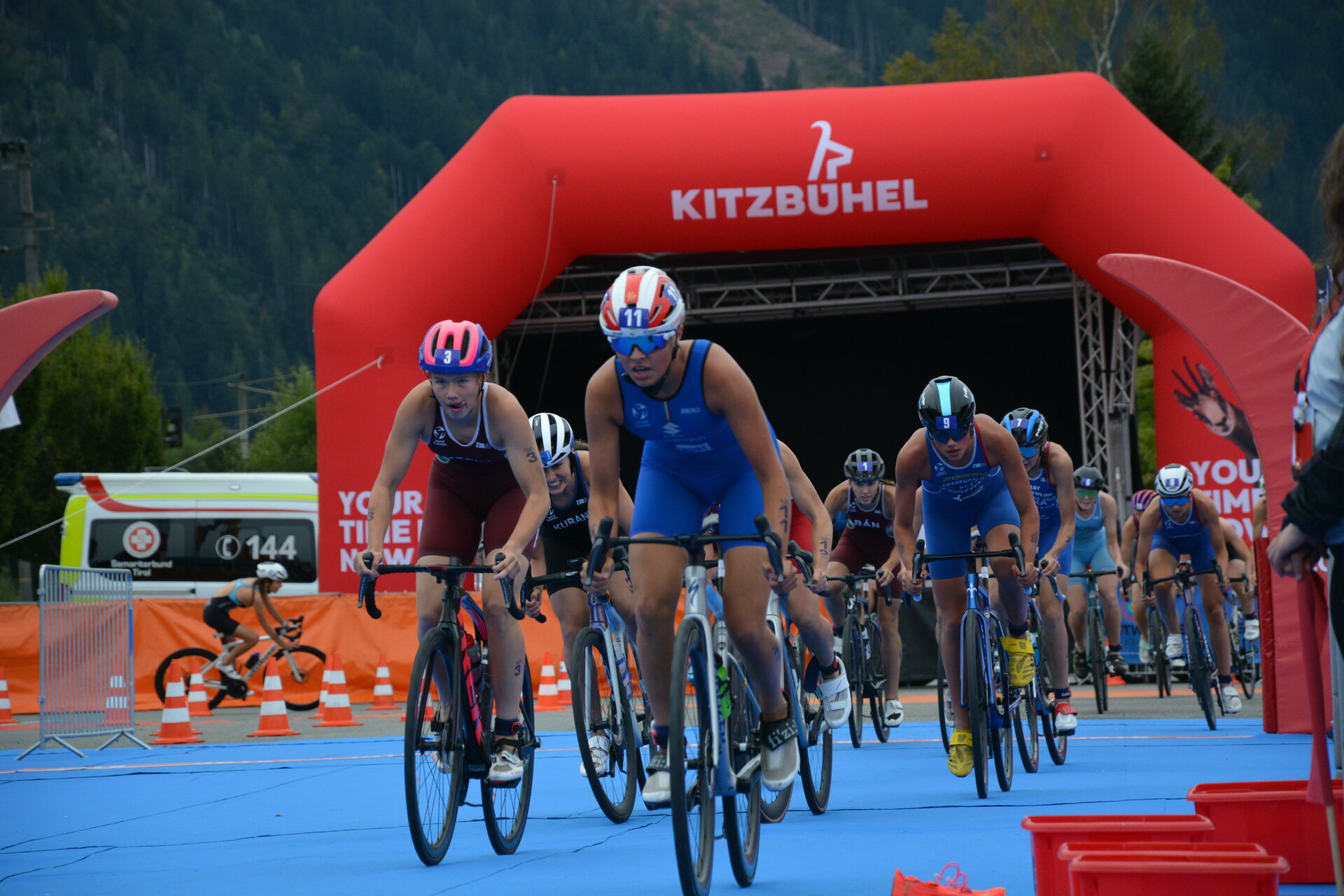 Triathlon in Kitzbühel - Sportler mit dem Bike