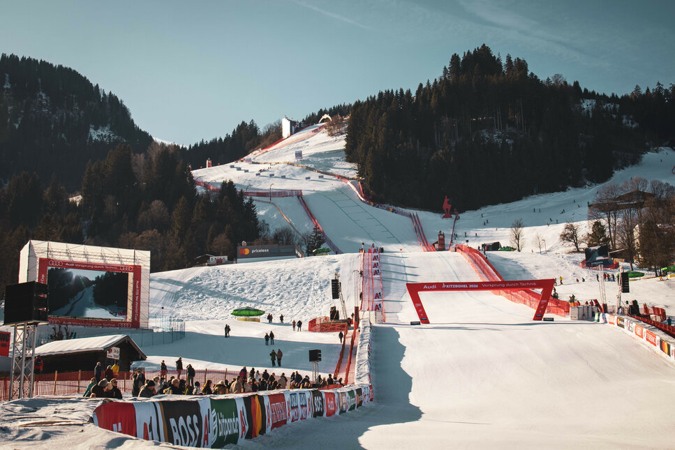 Zielbereich der Streif, Skigebiet Kitzbühel – Belebte Skipiste mit Zuschauern vor verschneiter Bergkulisse.