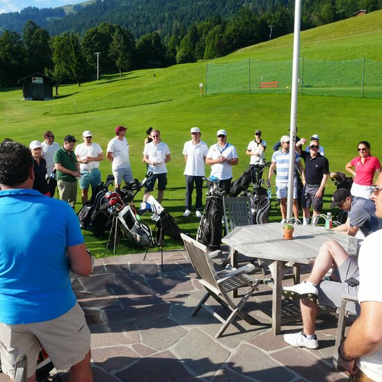 Besprechung auf dem Golfplatz