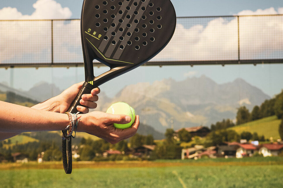 Padelspielen in Kitzbühel mit Aussicht auf den Wilden Kaiser