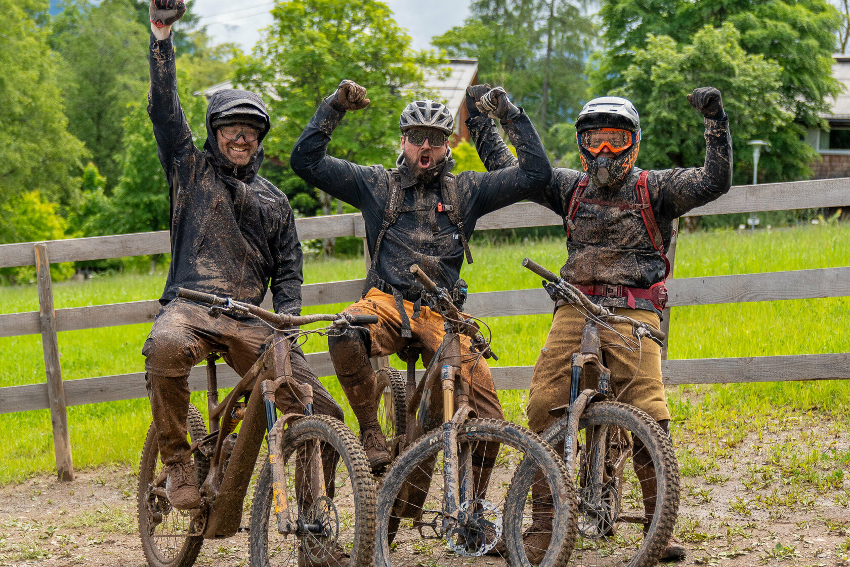 Ein weißer Flurbereich mit einer offenen Garderobe, Kissen und einem kleinen schwarzen Schild