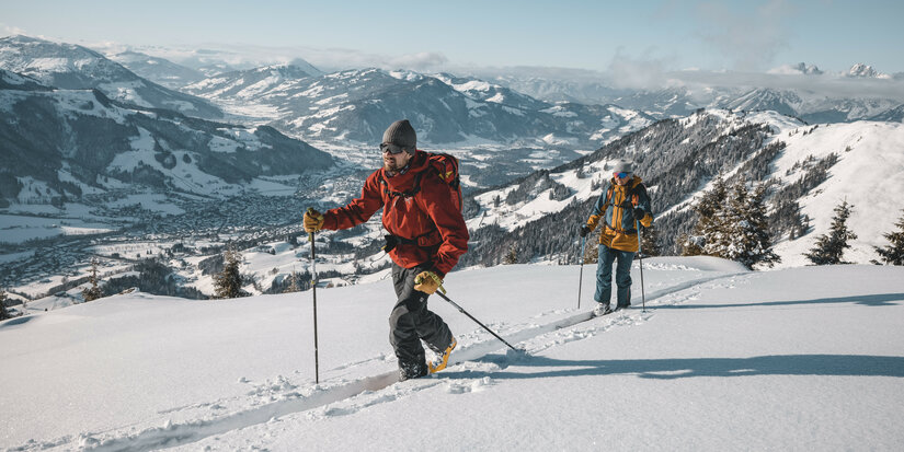 Skitourengeher auf der Bichlalm