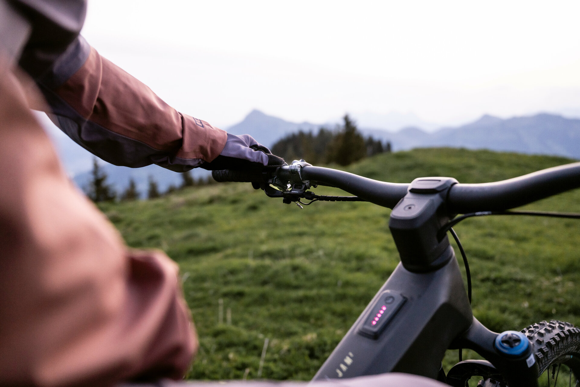Ein weißer Flurbereich mit einer offenen Garderobe, Kissen und einem kleinen schwarzen Schild
