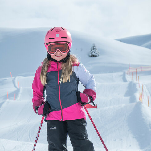 Mädchen lernt Skifahren am Kitzbüheler Horn