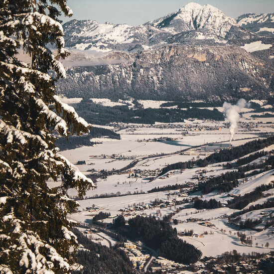 Winterwandern in Kitzbühel mit Ausblick auf die Stadt Kitzbühel