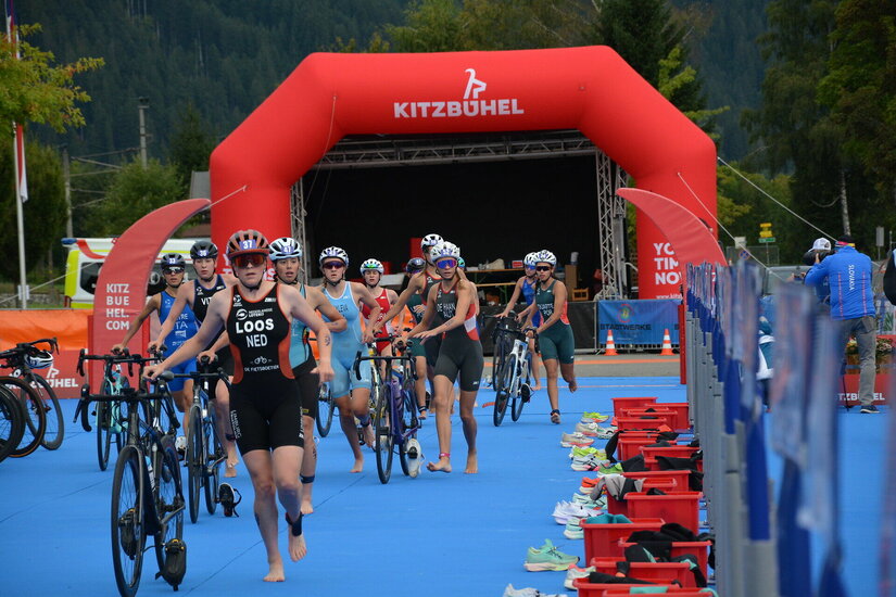 Kitzbühel Triathlon - Sportler auf dem Weg ins Ziel