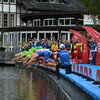 Triathlon in Kitzbühel - Sprung in den Schwarzsee