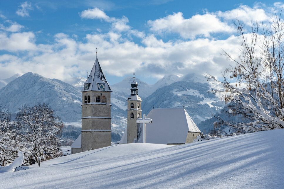 Kirchen als kulturelle Wahrzeichen in Kitzbühel im Winter