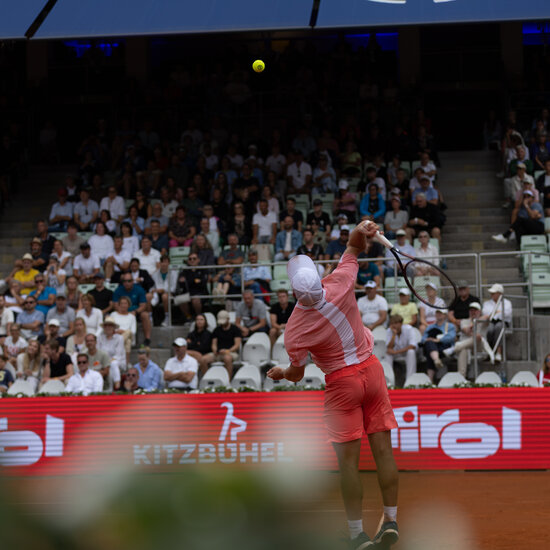 Ein weißer Flurbereich mit einer offenen Garderobe, Kissen und einem kleinen schwarzen Schild