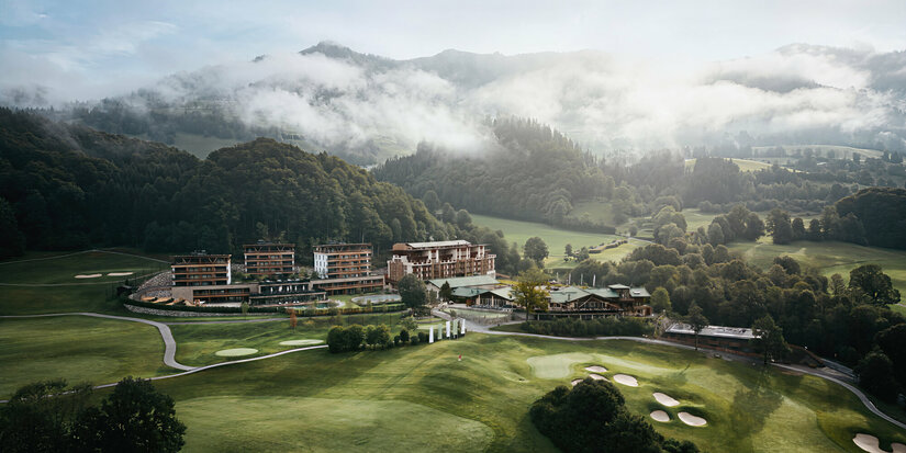 Außenansicht Grand Tirolia mitten in der grünen Natur
