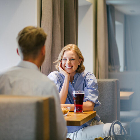 Paar sitzt in einem Kaffeehaus in Kitzbühel