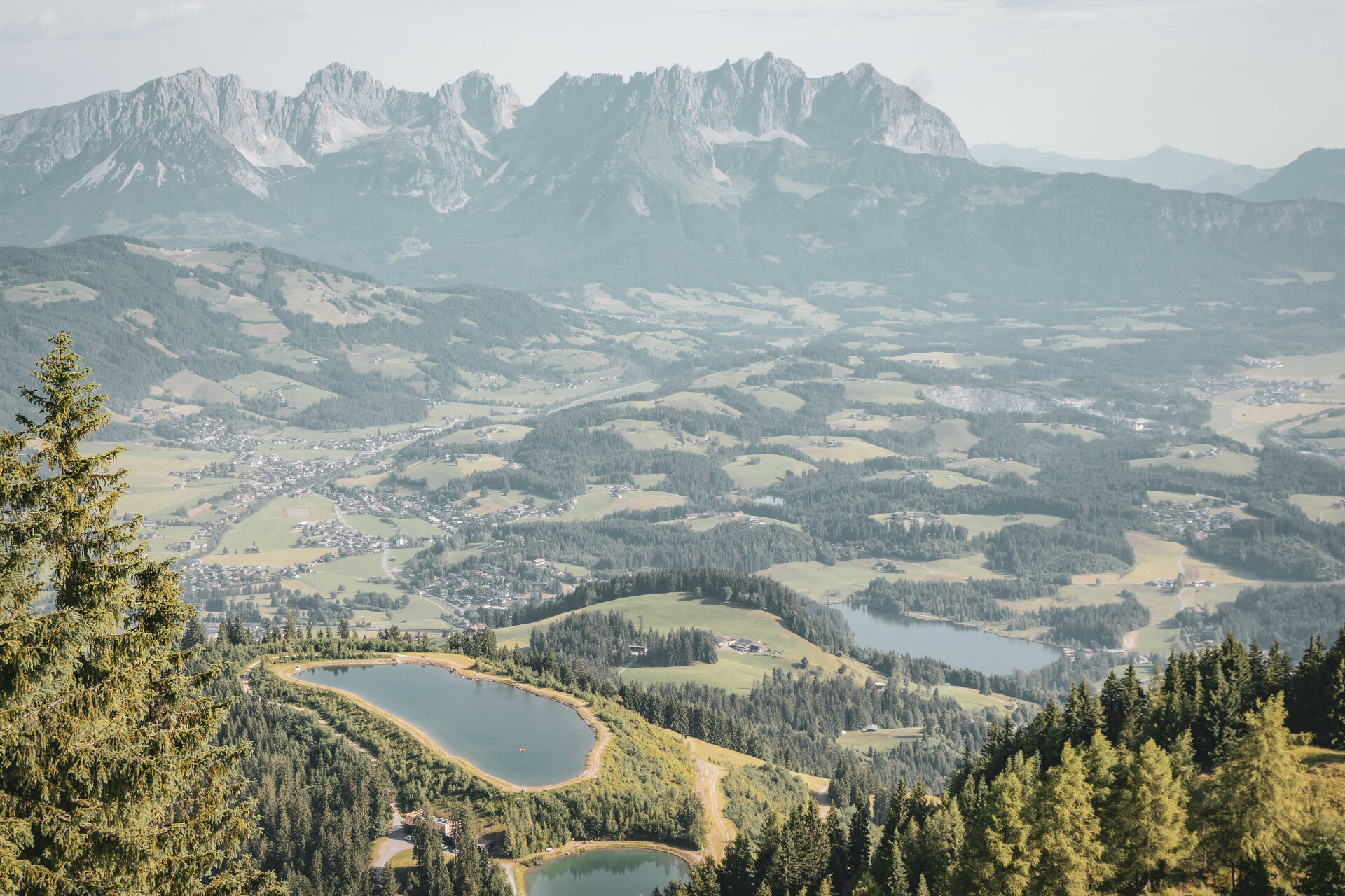Ein weißer Flurbereich mit einer offenen Garderobe, Kissen und einem kleinen schwarzen Schild