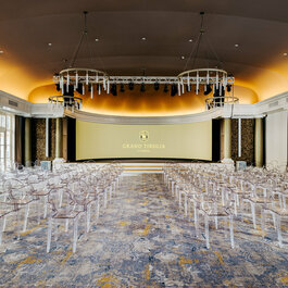 Raum Atrium mit Curved Screen