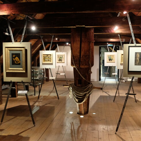 Innensicht im Museum in Kitzbühel mit verschiedenen ausgestellten Bildern