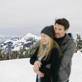 Paar beim Winterwandern in Kitzbühel 