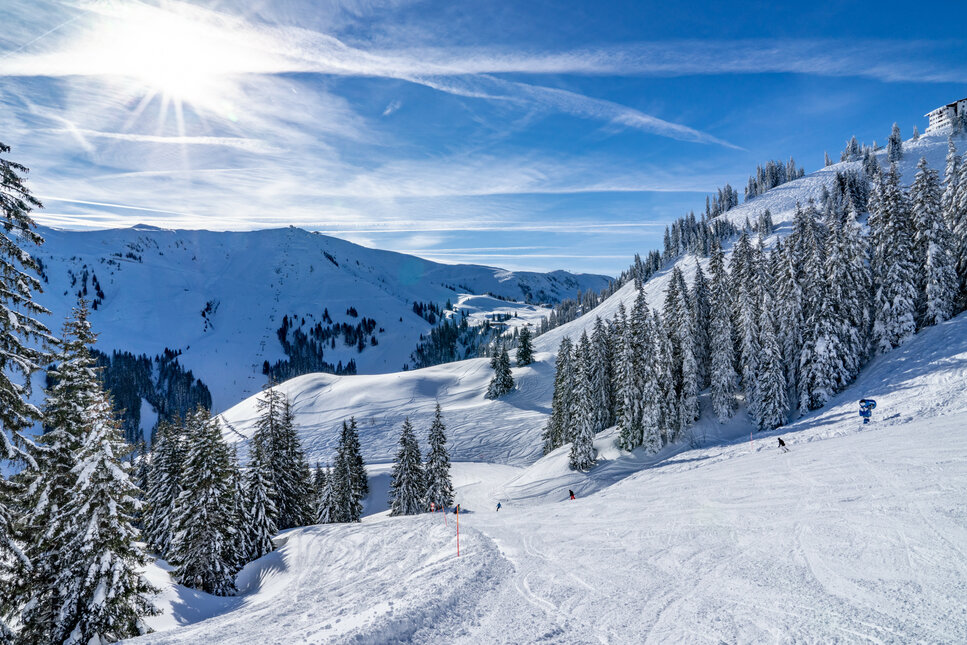 Sicht runter auf eine Piste am Hahnenkamm