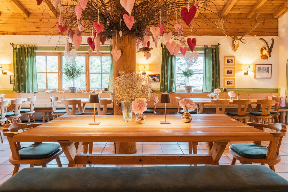 Ein weißer Flurbereich mit einer offenen Garderobe, Kissen und einem kleinen schwarzen Schild