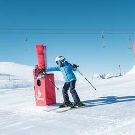 Family Snowpark Kitzbüheler Horn, Kind fährt über ein spaßiges Element im Schnee.