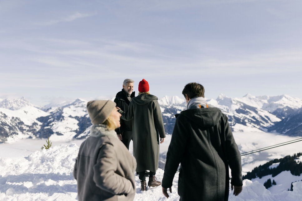 Vier Personen machen eine Winterwanderung in Kitzbühel