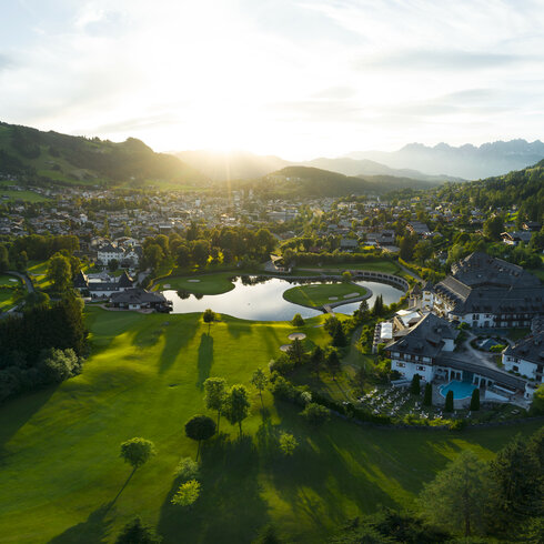 Blick auf Kitzbühel im Grünen mit Sonnenschein