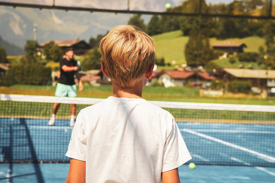 Familie spielt Padel Tennis in Kitzbühel auf der Reither Wiese