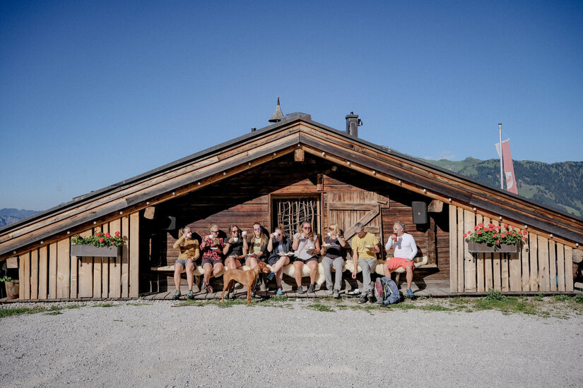 Kaffetrinken mit dem Team bei einer Hütte