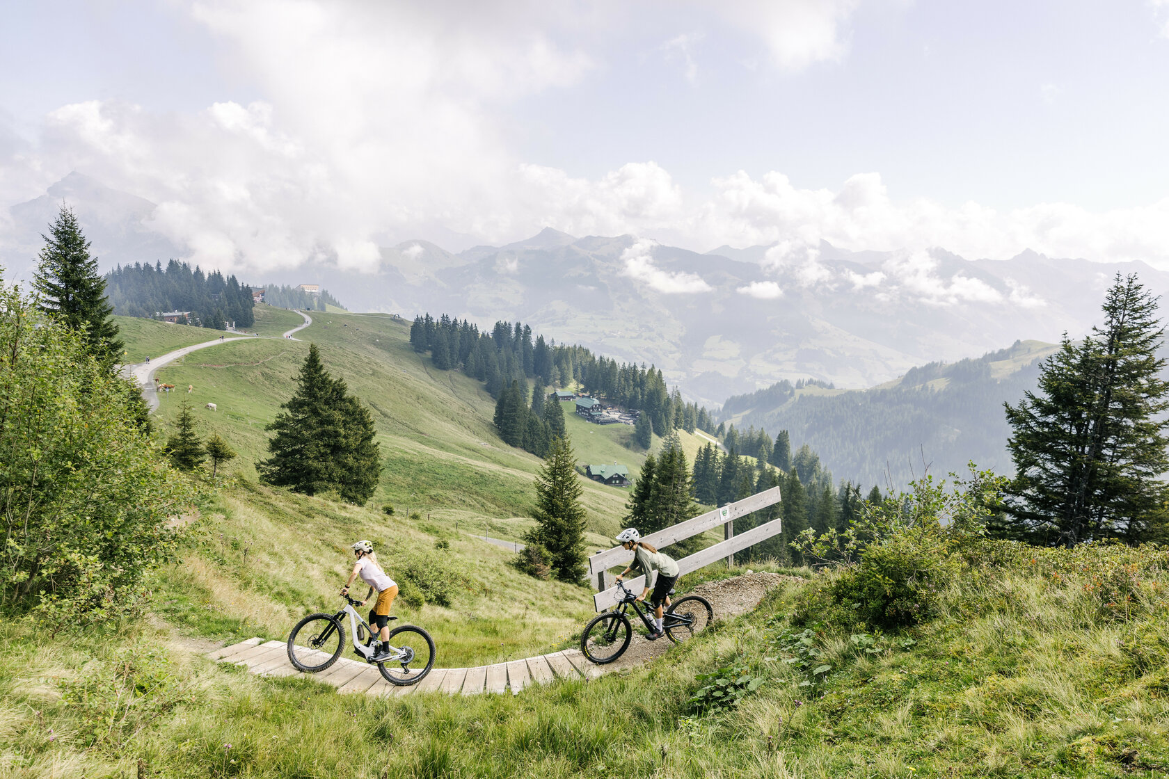 Ein weißer Flurbereich mit einer offenen Garderobe, Kissen und einem kleinen schwarzen Schild