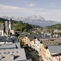 Stadtaufnahme der Stadt Kitzbühel im Sommer