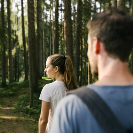 Zwei Menschen, die im Wald spazieren gehen