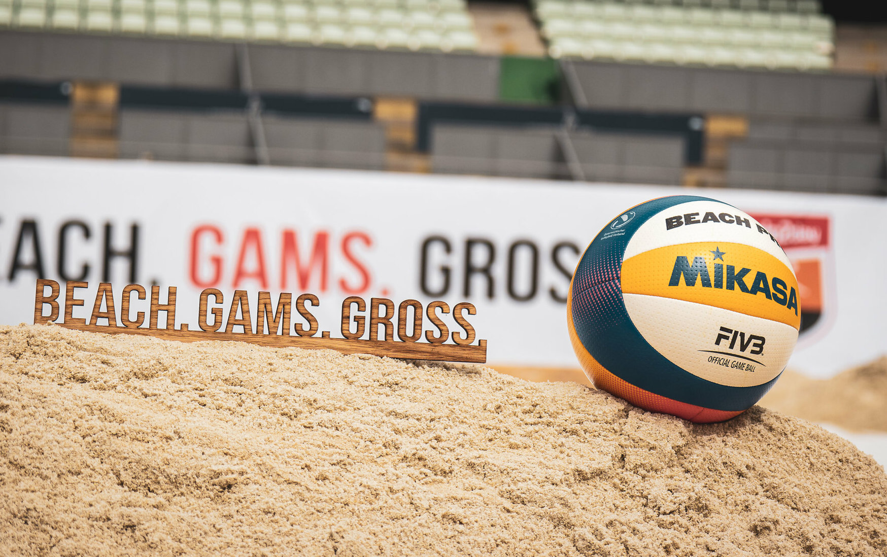 Volleyball im Sand vor dem KitzBeach-Motto "Beach. Gams. Gross."