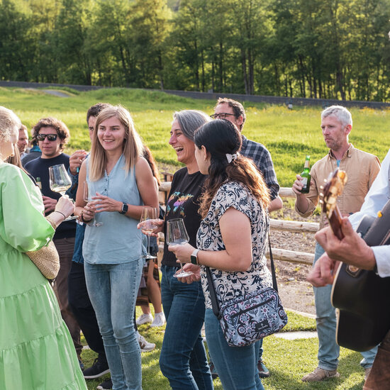 Ausgelassene Gespräche draußen