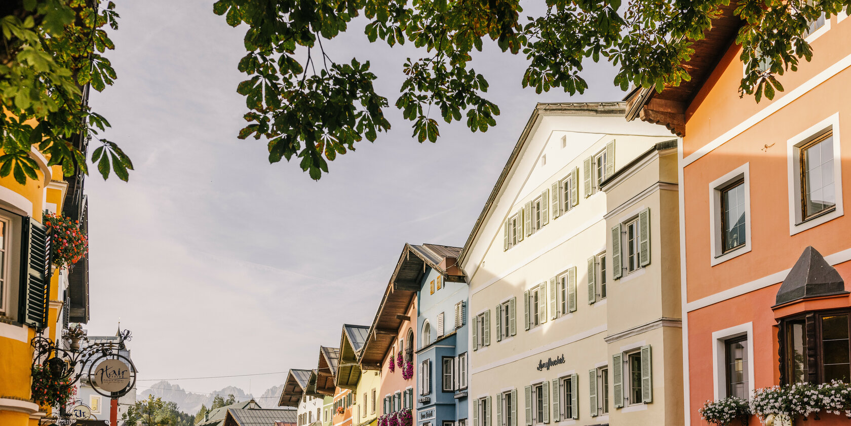 Die Innenstadt von Kitzbühel mit ihren bunten Häuserfassaden