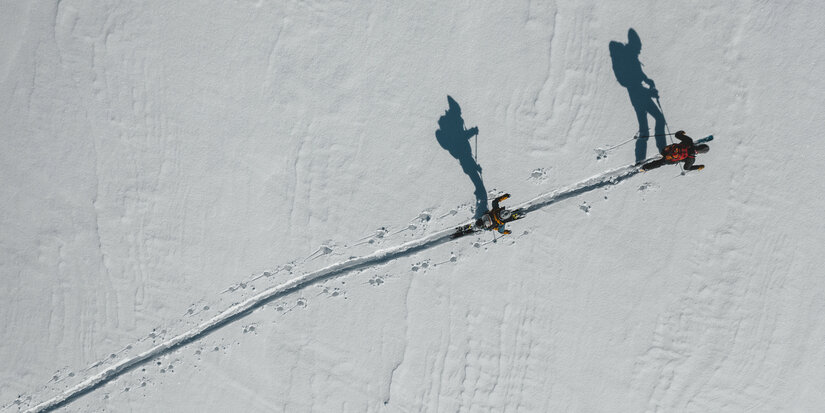 2 Skitourengeher von oben