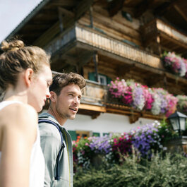 Das Wanderdorf Aurach - Ein Parr wandert durch das Dorf