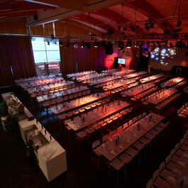 Abendevent im Raum Palladium mit großen Tischen