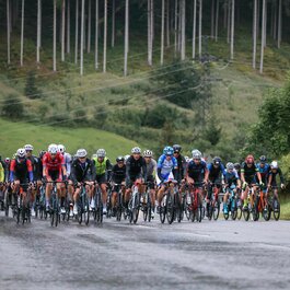 Ein weißer Flurbereich mit einer offenen Garderobe, Kissen und einem kleinen schwarzen Schild